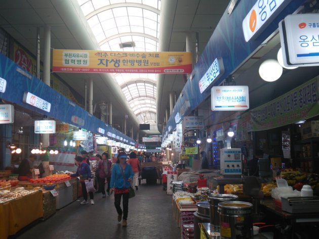 平日の富川自由市場内の風景